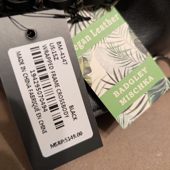 Badgley Mischka Sleek Black Crossbody Bag - Picture 4 of 8